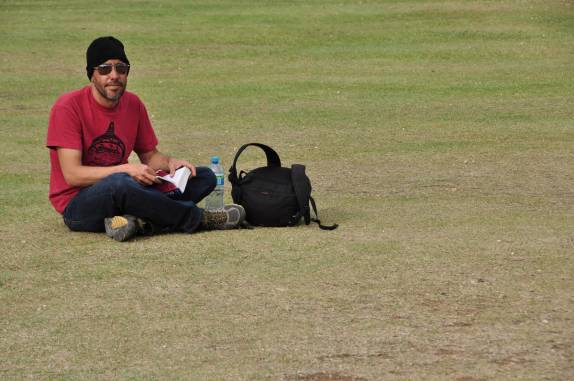 Momento de descanso e leitura em um dos gramados de Chichen-Itza, na península do Yucatán, no México